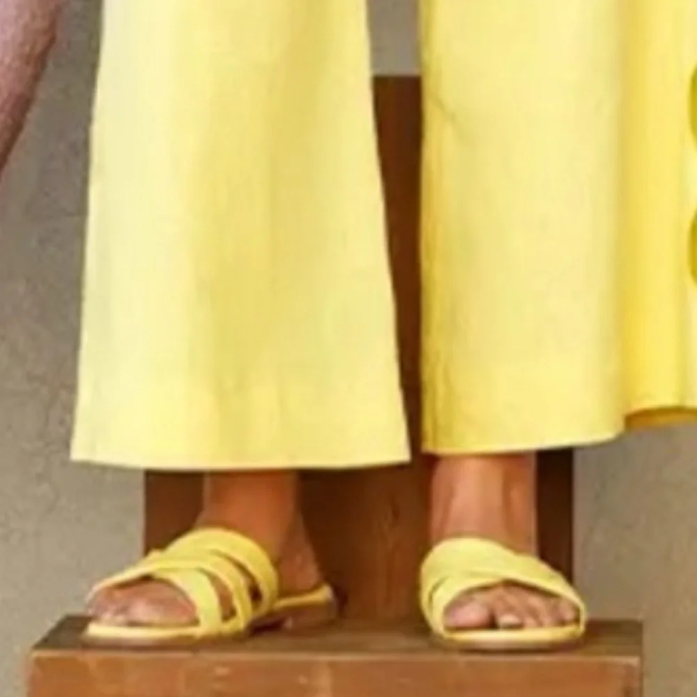 VINCE CAMUTO SLIDES